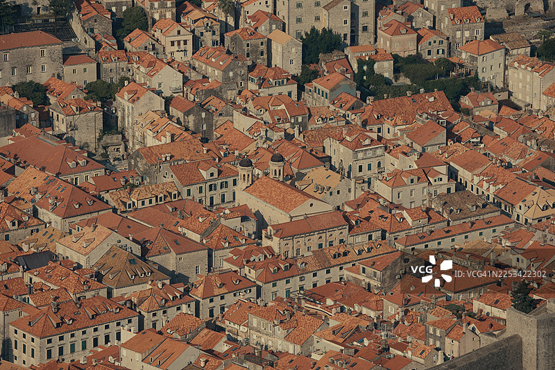 克罗地亚杜布罗夫尼克老城历史悠久的红瓦屋顶鸟瞰图，展示了其古老的建筑和充满活力的城市景观，杜布罗夫尼克，克罗地亚图片素材