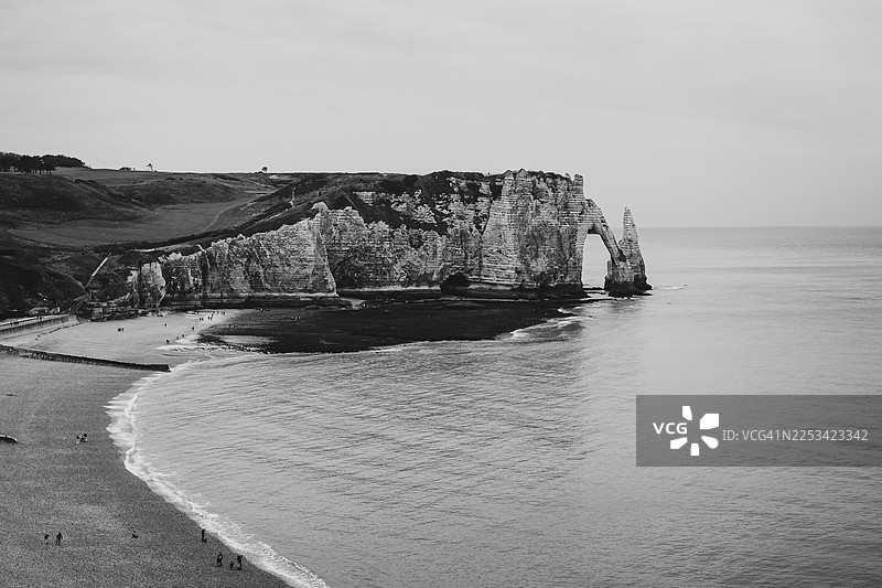 法国埃特勒塔的黑白风景，有天然拱门和大海图片素材