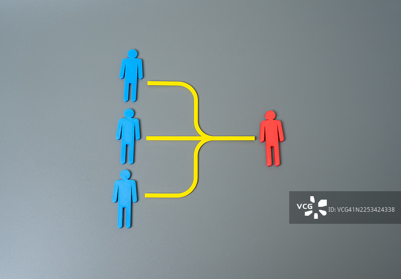 三个蓝色人形融合成一个红色人形，象征团队合作与领导力图片素材