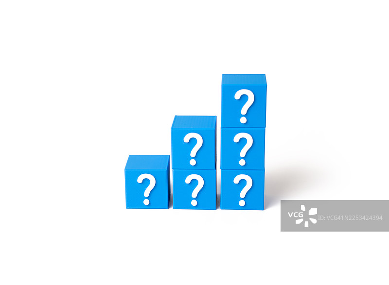 白色背景上排列成上升条形图的蓝色问号块，象征着问题、解决方案和增长图片素材