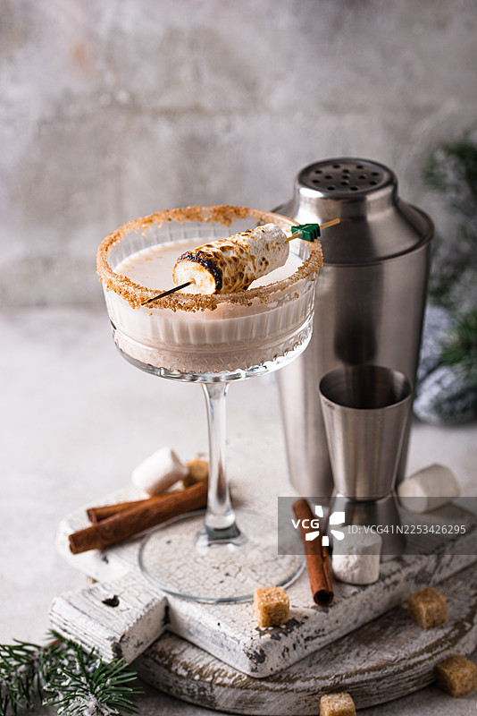 节日棉花糖鸡尾酒，配烤棉花糖和肉桂，适合节日庆典图片素材