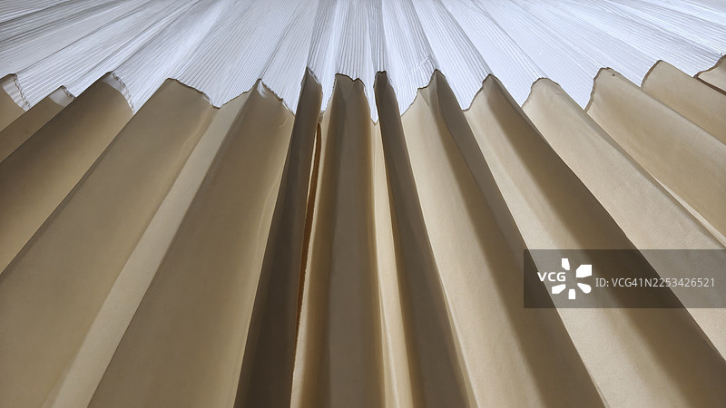 低角度拍摄的医院隐私隔帘，采用柔和灯光和中性色调，营造干净的医疗内部环境，象征着健康护理环境。图片素材