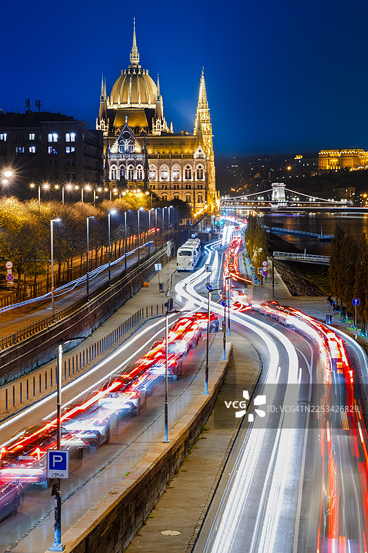 夜间道路车流光轨高角度俯瞰，布达佩斯，匈牙利国会大厦灯火辉煌图片素材