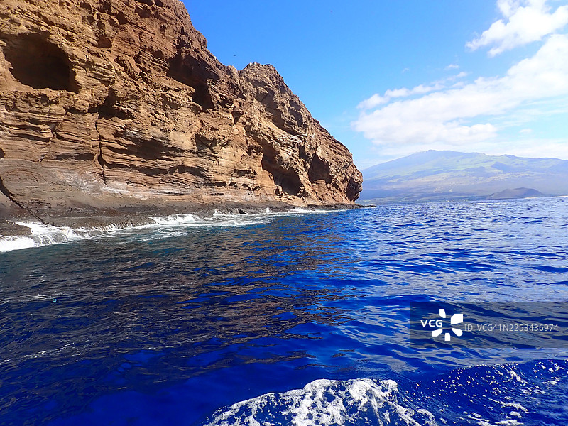 魔洛奇尼岛的外墙，远处是哈莱阿卡拉火山图片素材