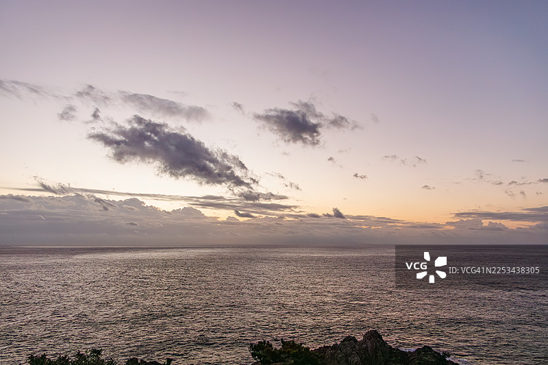 日出海景。从郡山天文台看到的伊豆群岛的美丽海景。近海可以看到新岛和神津岛。白色的石灰岩悬崖,白马妈妈悬崖之外,是无人岛半岛。图片素材