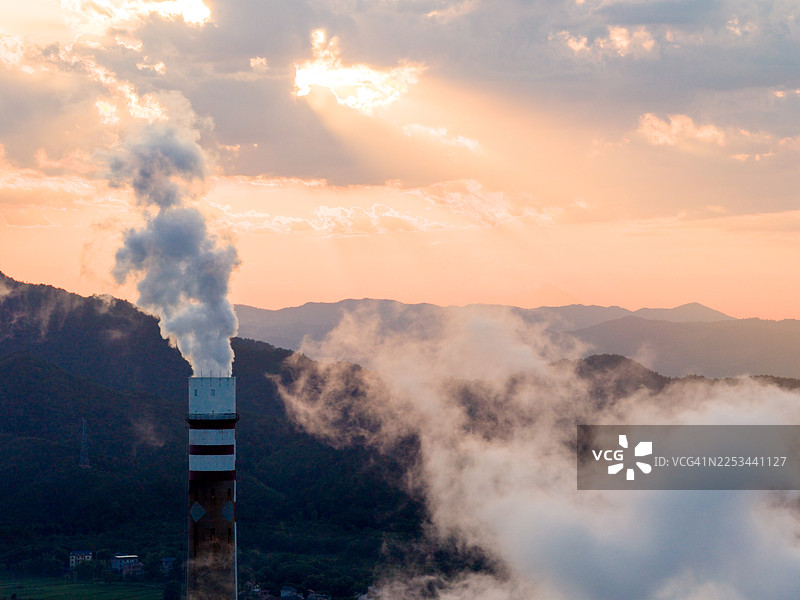 大型火力发电厂的鸟瞰图。图片素材
