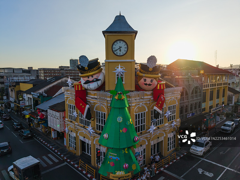 日落时分，装饰一新的圣诞钟楼图片素材