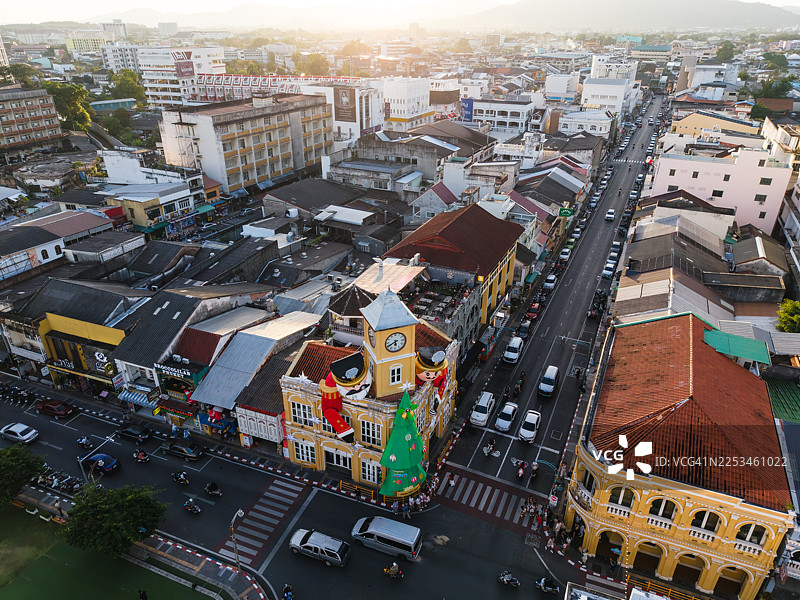 日落时分，装饰着圣诞节的古老钟楼图片素材