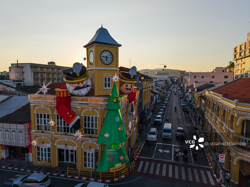 日落时分，装饰着圣诞饰品的历史钟楼图片素材
