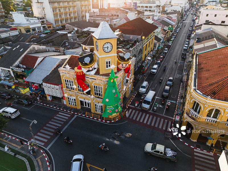 日落时分，装饰着圣诞节的古老钟楼图片素材