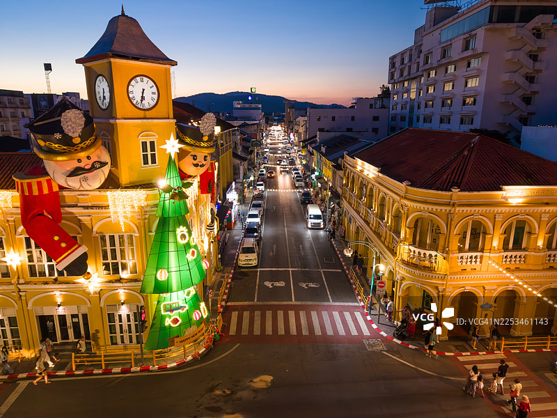 夜晚，市中心的钟楼闪耀着圣诞灯光。图片素材
