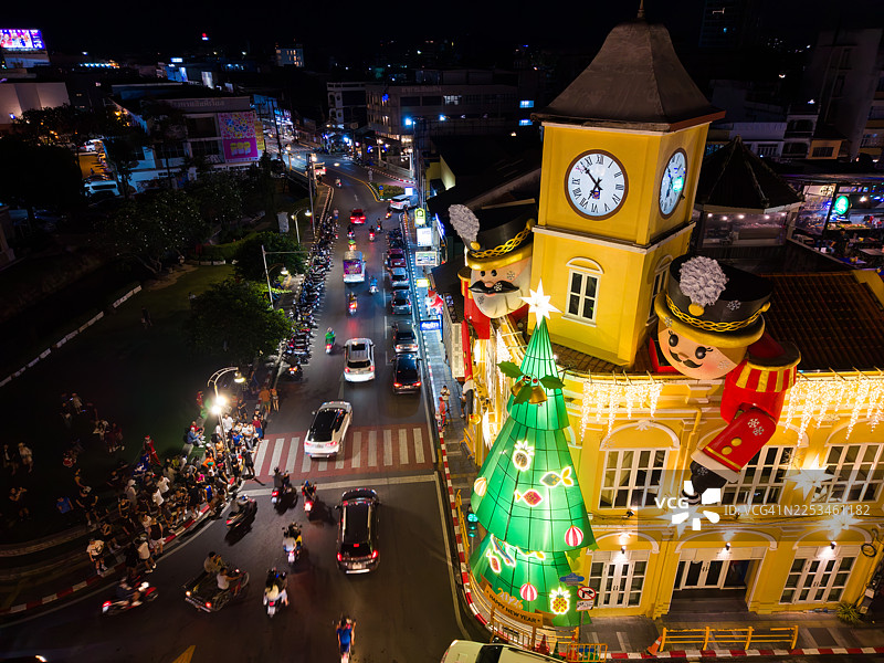 夜晚，市中心的钟楼闪耀着圣诞灯光图片素材