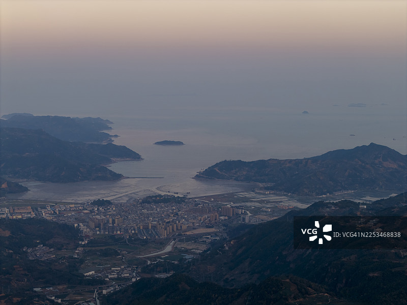 黄昏时分沿海城市的壮丽全景图片素材