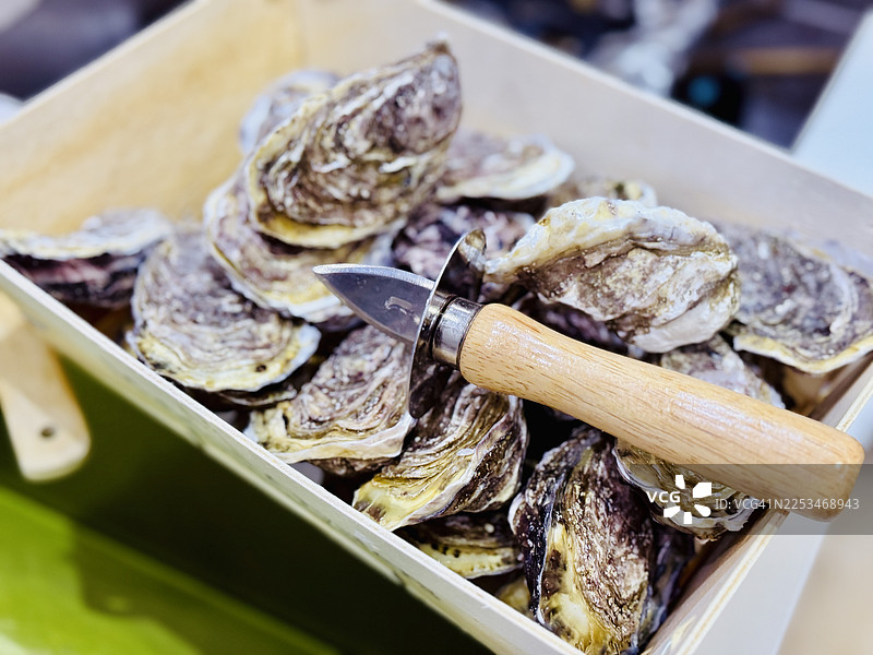 冰镇鲜蚝配蚝刀图片素材