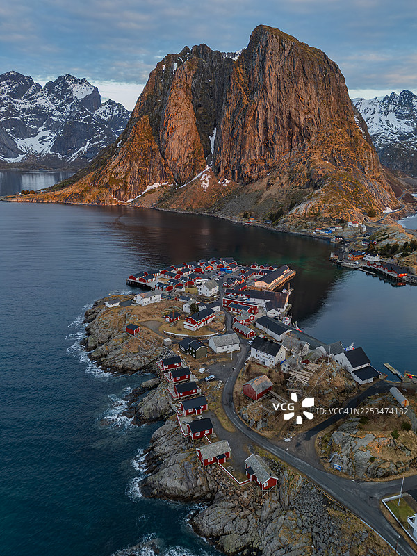 挪威罗弗敦群岛哈姆诺伊村和费斯塔赫尔廷登山的黄金时刻航拍图片素材