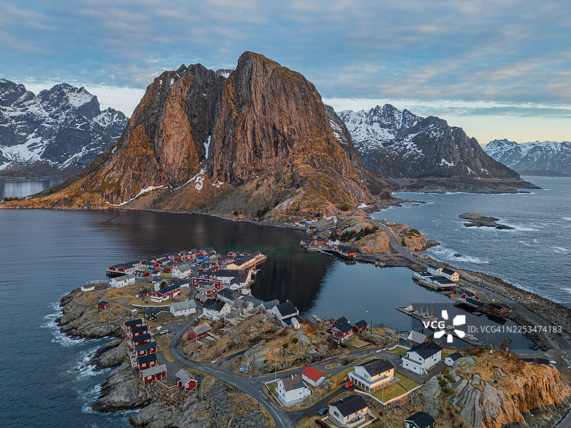 挪威罗弗敦群岛哈姆诺伊村庄和桥梁的电影感航拍，背景是戏剧性的山脉图片素材