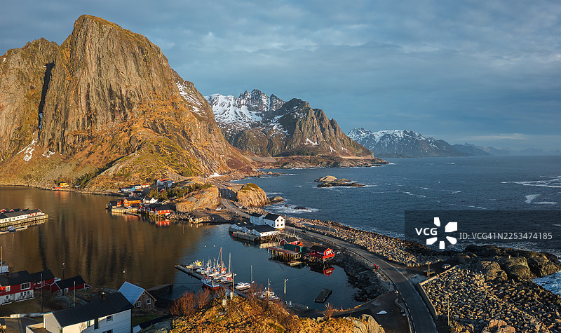 挪威罗弗敦哈姆诺伊风景如画的桥梁连接了两个岛屿图片素材