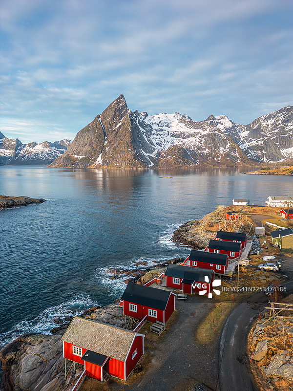 挪威罗弗敦群岛哈姆诺伊村风景优美的空中视角，展示了红色的罗布尔小屋和奥尔斯廷登山。图片素材