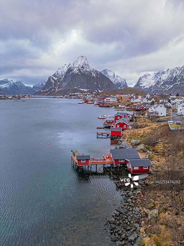 挪威罗弗敦雷讷村峡湾美景与红色小屋的冬季风光图片素材