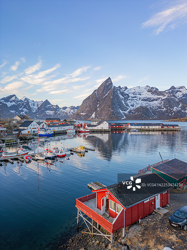 挪威罗弗敦群岛哈姆诺伊村的绝美冬季景观，包含港口和山峰图片素材
