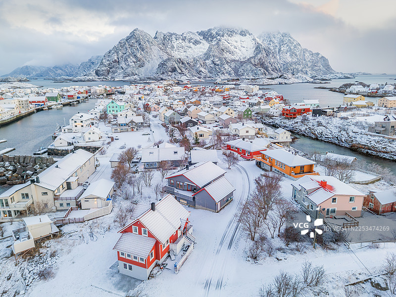 挪威罗弗敦群岛 Henningsvaer 村庄的冬季魔法航拍雪景图片素材