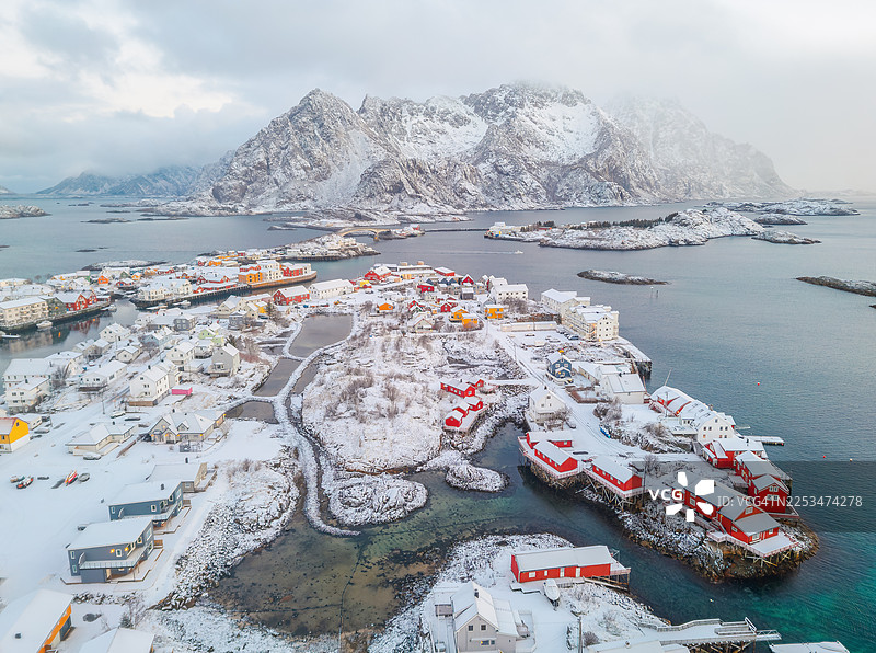 挪威罗弗敦群岛亨宁斯维尔渔村和港口雪景航拍图图片素材