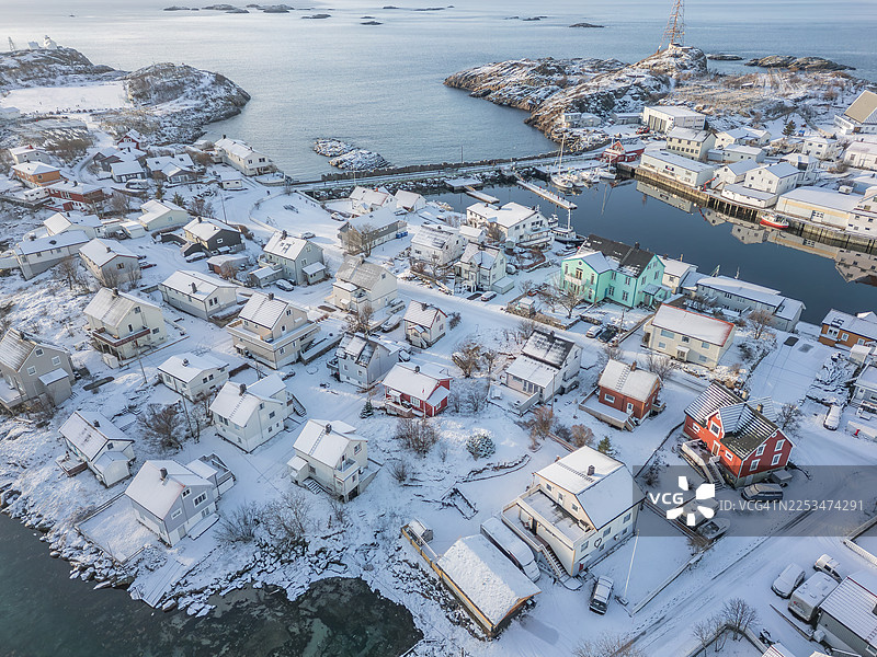 挪威罗弗敦群岛，冰雪覆盖的亨宁斯维尔村庄的冬季魔法航拍景象图片素材