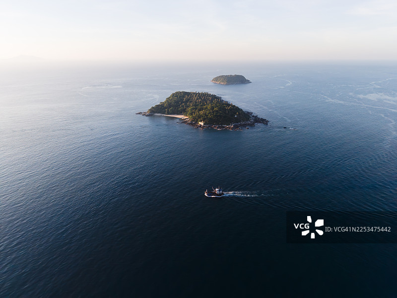 日出时有渔船的热带小岛图片素材