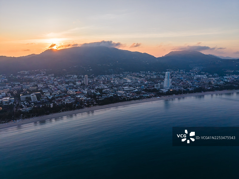 日出时分沿海城市的鸟瞰图图片素材