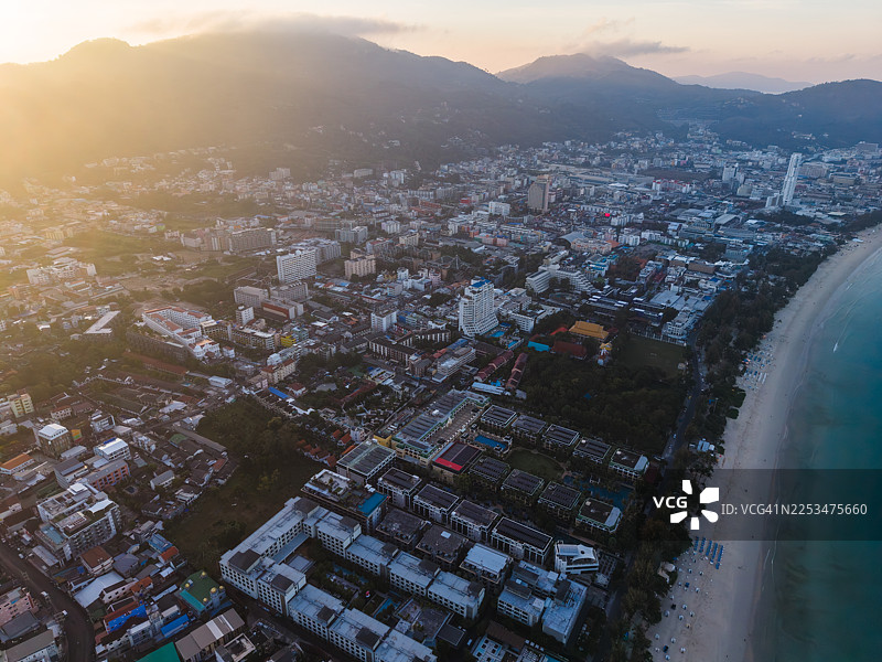 日出时分沿海城市的鸟瞰图图片素材