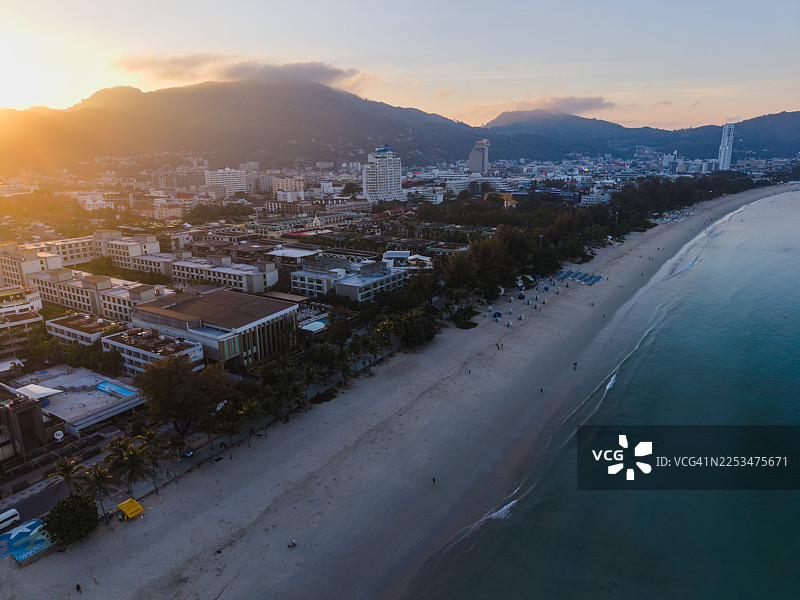 日出时分的海滨城市鸟瞰图图片素材