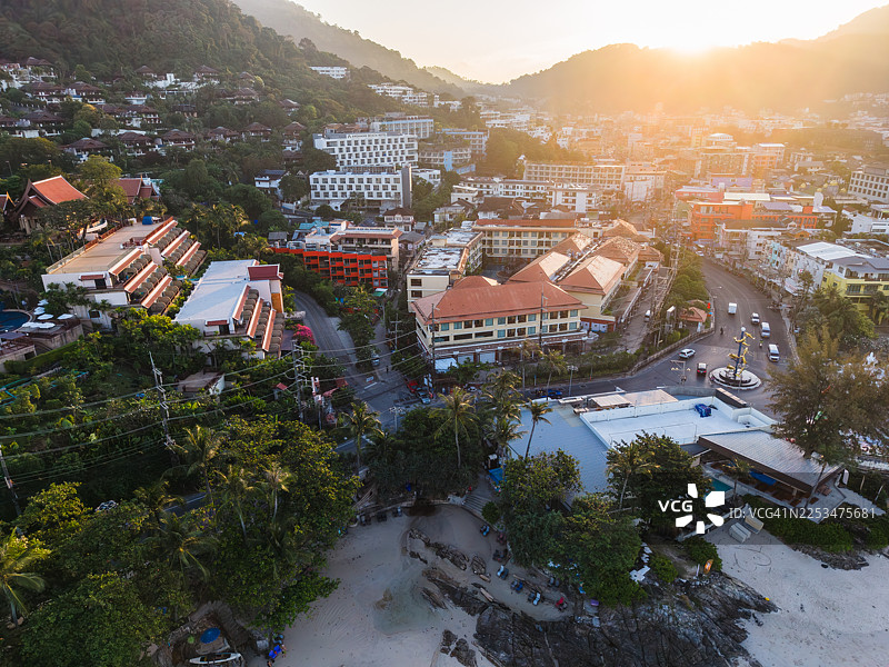 海滩附近热带山坡城镇的日出图片素材