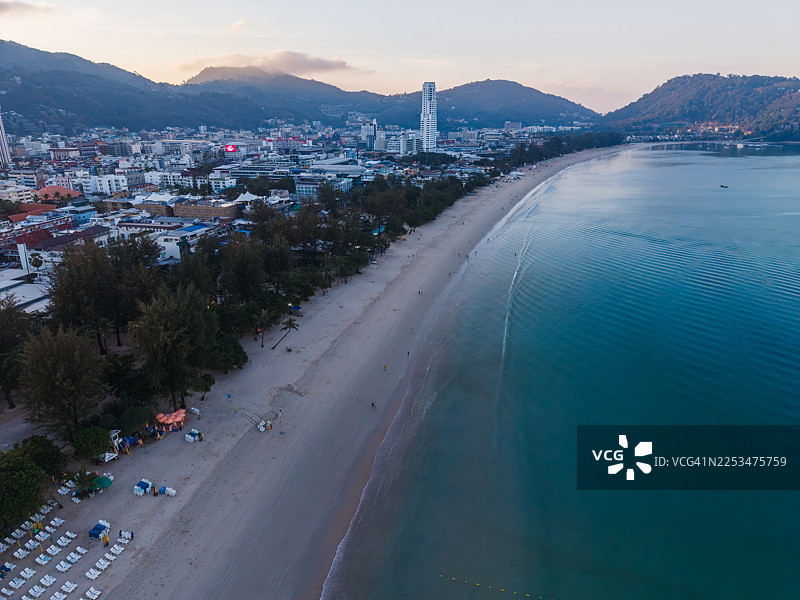 日出时分海岸城市的鸟瞰图图片素材