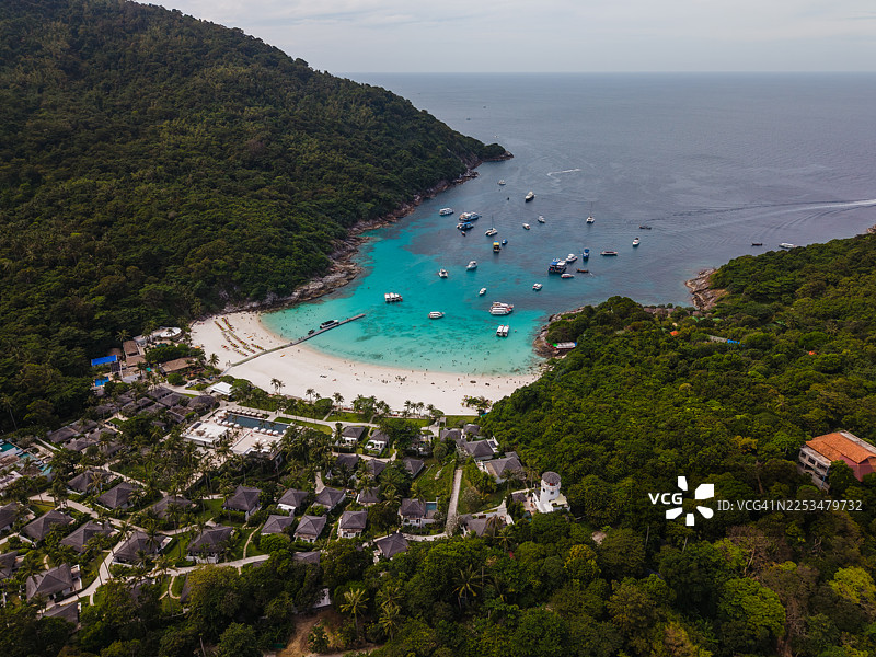 僻静的热带海湾，海水清澈图片素材