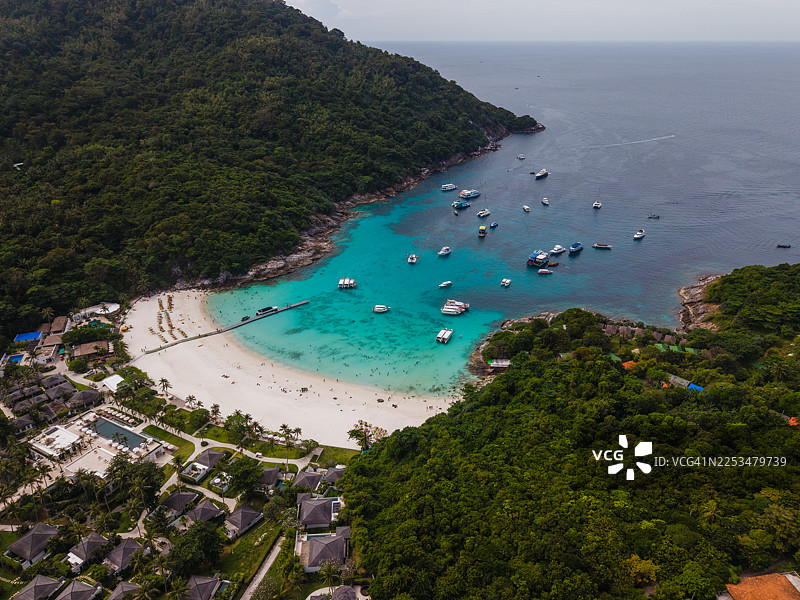 僻静的热带海滩隐蔽处，海水清澈图片素材