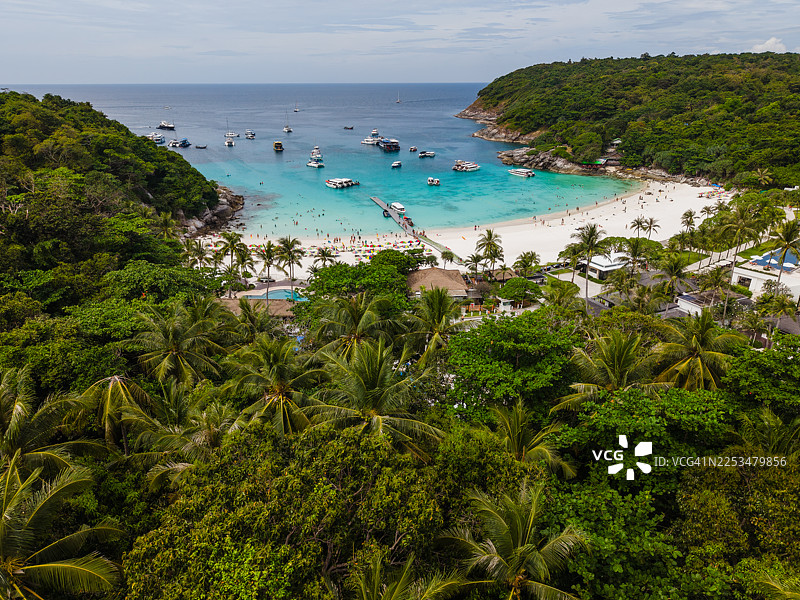 风景如画的热带海湾，有沙滩和船只图片素材