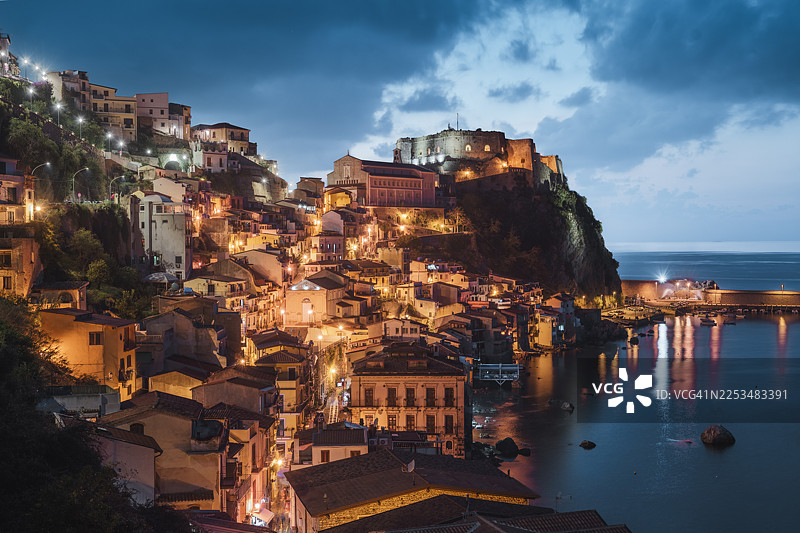 意大利卡拉布里亚西拉海滨山坡小镇的迷人夜景图片素材