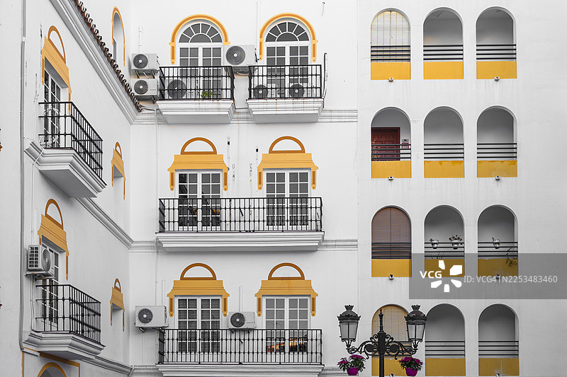 西班牙马尔贝拉老建筑的拱形窗户图片素材