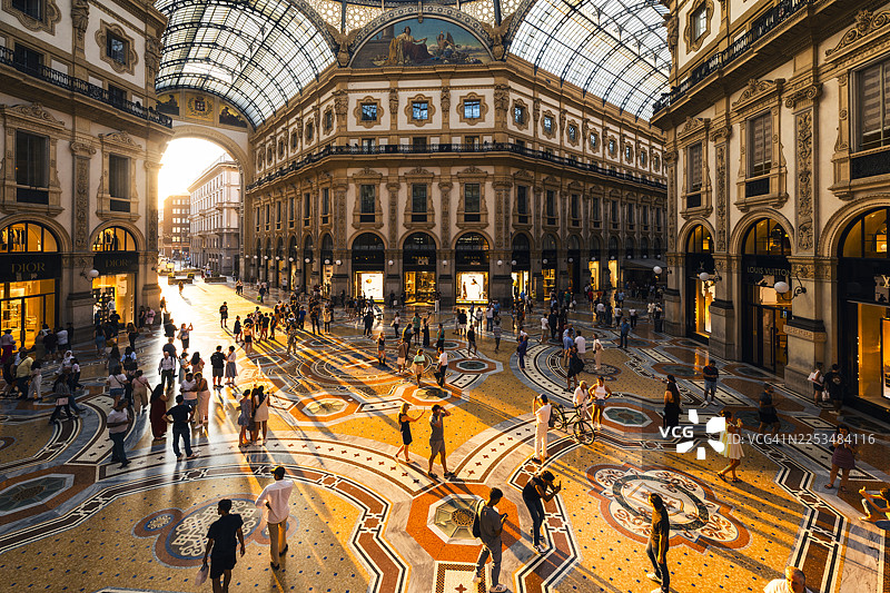 日落时分，米兰（意大利）维托里奥·埃马努埃莱二世长廊里的人群图片素材