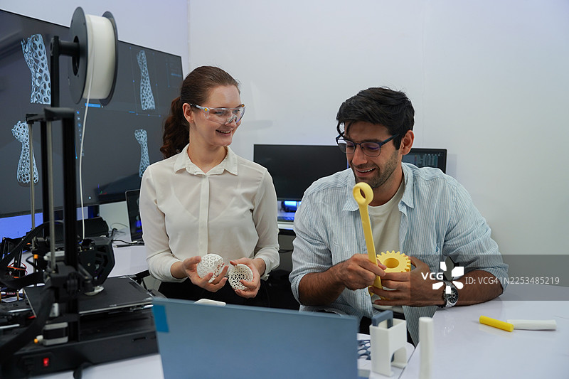 研究人员在实验室利用尖端聚焦技术，用3D打印机打印出透明的白色塑料模型。图片素材