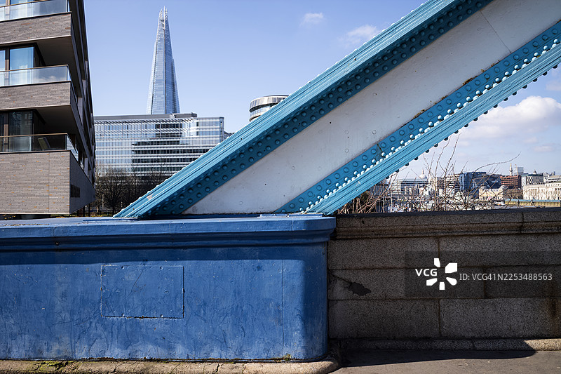 伦敦塔桥的结构细节，背后是碎片大厦图片素材