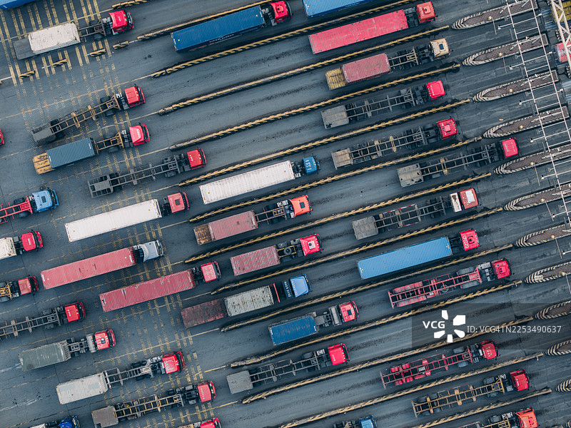 集装箱码头入口处的卡车空中视图图片素材