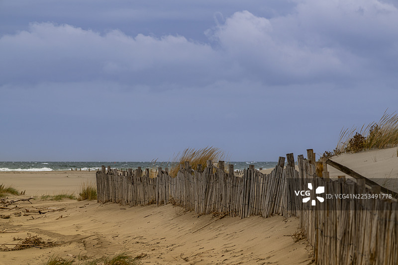 海岸防护：法国南部野趣海滩上的加尼维尔栅栏图片素材
