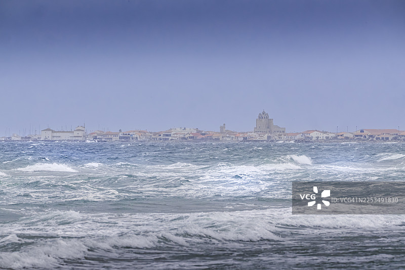 法国卡马格圣玛丽德拉梅尔沿海大风中的天际线图片素材