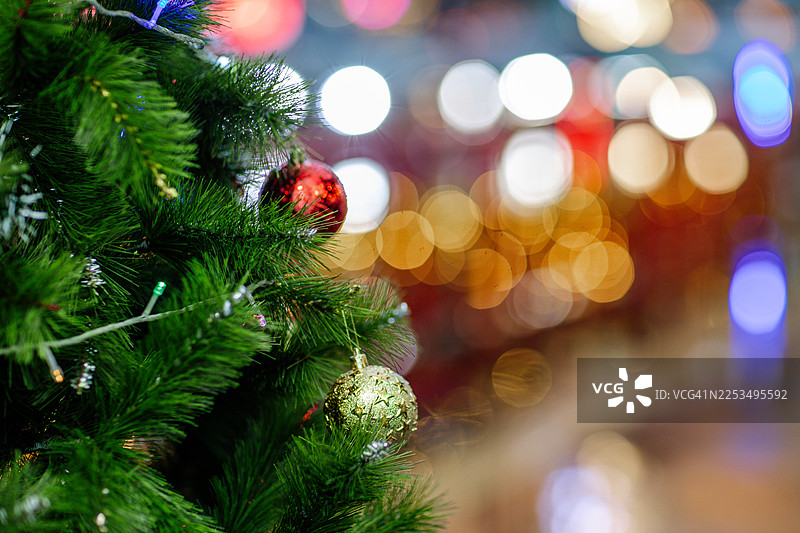 装饰精美的圣诞树特写图片素材