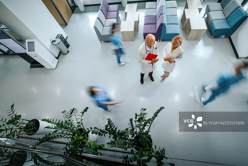 医生在医院走廊行走的高角度视角图片素材