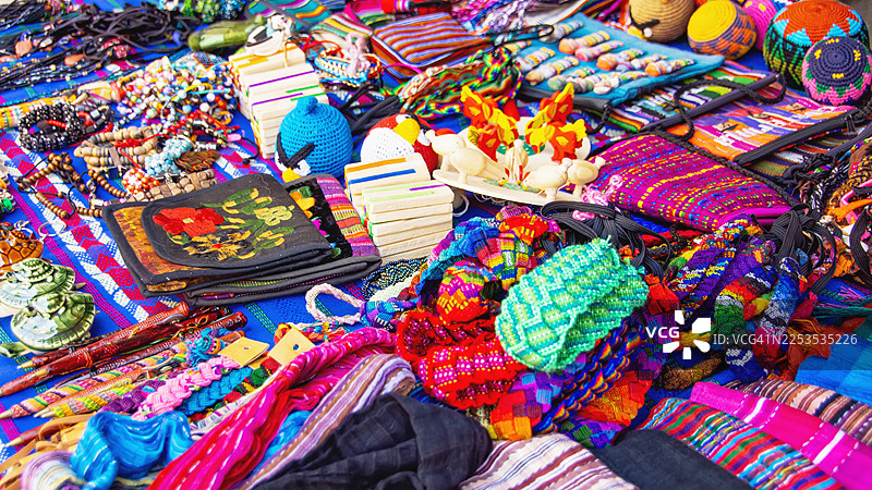 传统市场里色彩缤纷的手工艺品和纺织品图片素材
