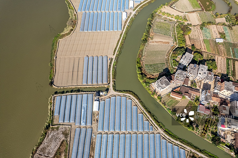 俯瞰农田与河流交汇之地图片素材