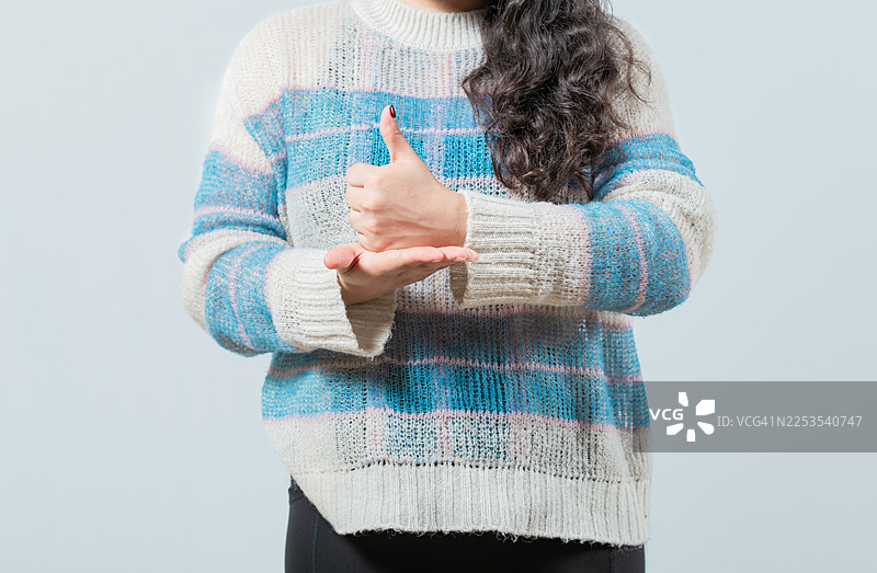 一个人竖起大拇指，白色背景图片素材