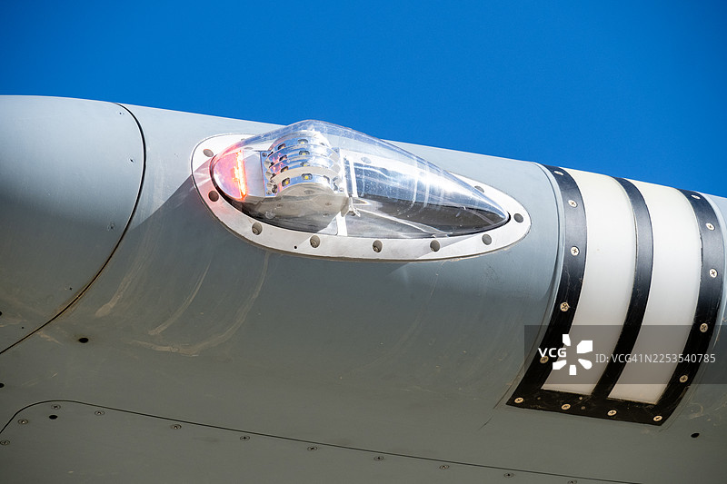 晴朗的蓝天下，飞机导航灯特写，凸显航空科技与安全图片素材